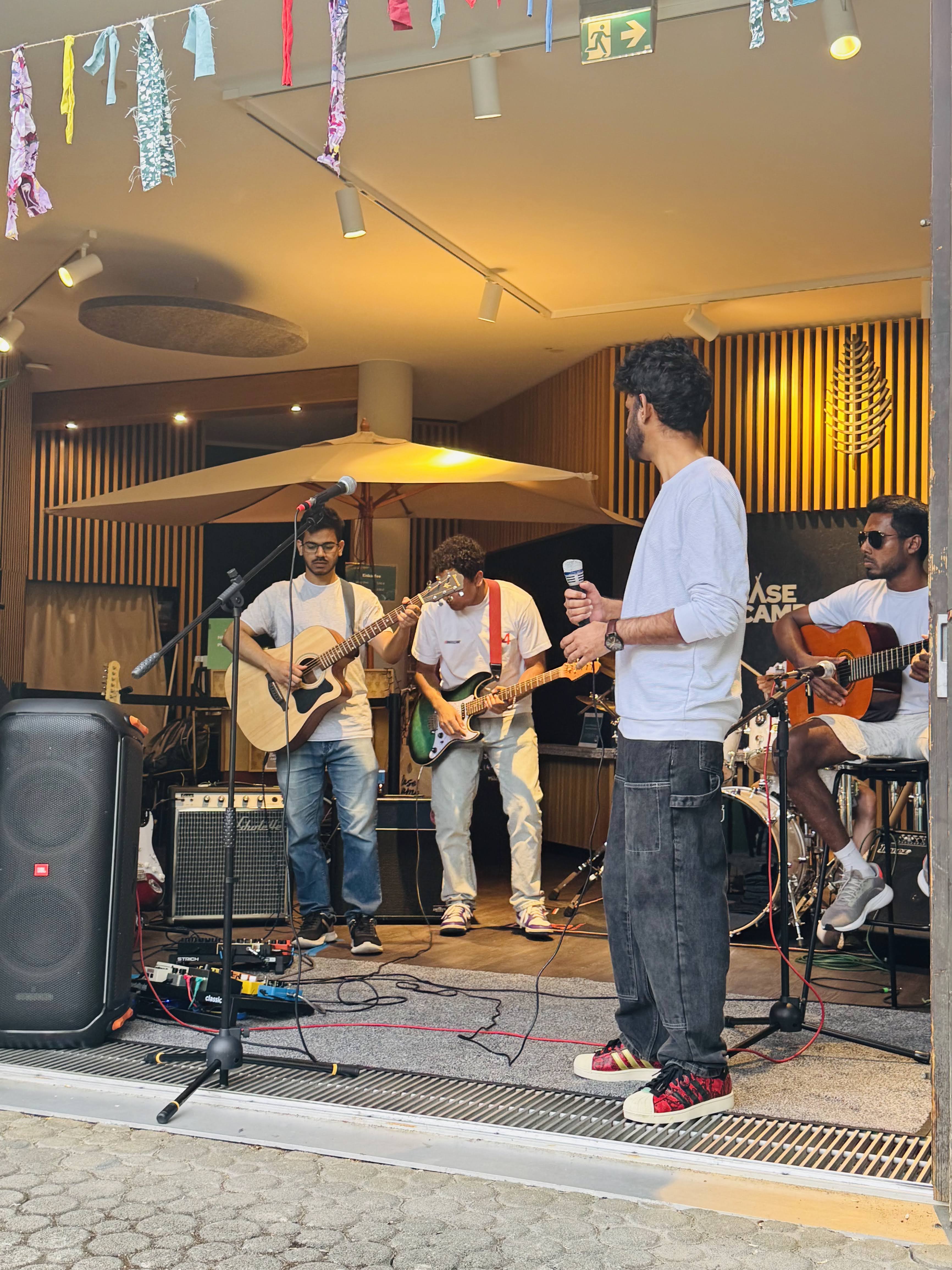 Playing music with Mit Karte Bitte